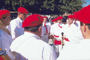 La klika de Chino en una imagen de archivo, cantando el Gernikako Arbola al inicio del picnic local anual (foto EuskalKultura.com)